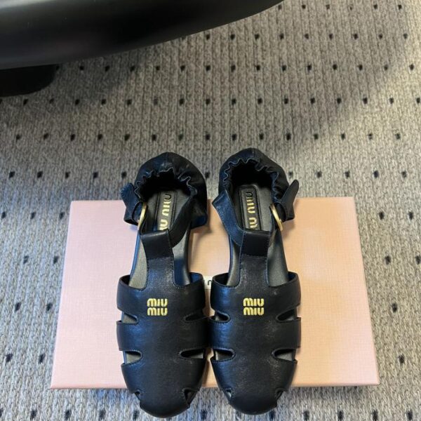 Miu Miu inizio primavera nuova passerella nuove scarpe romane Mary Jane ballerine