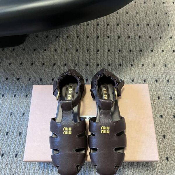 Miu Miu inizio primavera nuova passerella nuove scarpe romane Mary Jane ballerine