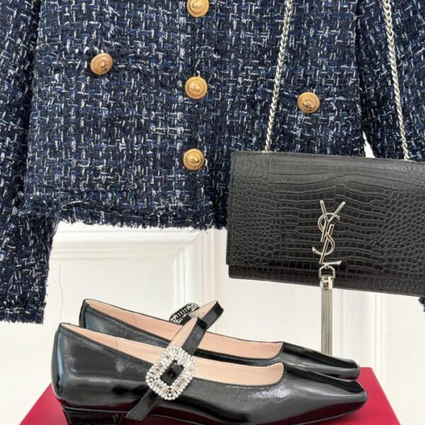 Scarpe Mary Jane classiche con fibbia in strass di Roger Vivier