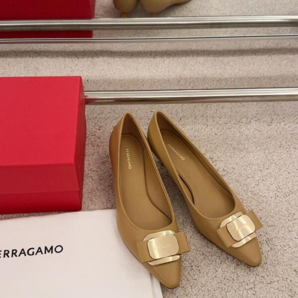 repliche,replica,perfette,siti di,affidabili,migliori siti,dove comprare,1:1,scarpe da ginnastica Ferragamo Vara serie targhetta con tacco gattino