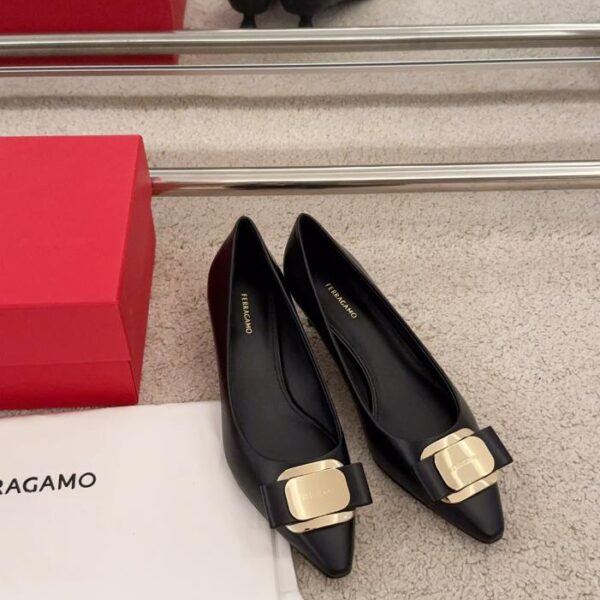 Ferragamo Vara serie targhetta con tacco gattino