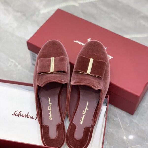 Ferragamo mezze pantofole piatte in pelle di vacchetta con punta tonda