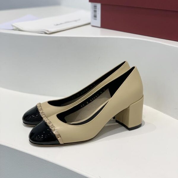 repliche,replica,perfette,siti di,affidabili,migliori siti,dove comprare,1:1,scarpe da ginnastica Décolleté Ferragamo Vara con tacco largo e punta tonda