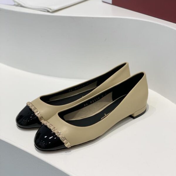 repliche,replica,perfette,siti di,affidabili,migliori siti,dove comprare,1:1,scarpe da ginnastica Décolleté Ferragamo Vara con tacco largo e punta tonda