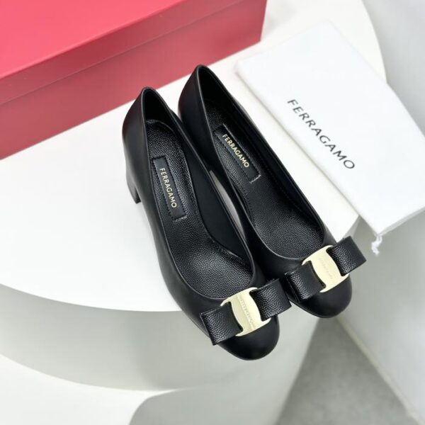 repliche,replica,perfette,siti di,affidabili,migliori siti,dove comprare,1:1,scarpe da ginnastica Scarpe Ferragamo con fiocco e tacco spesso