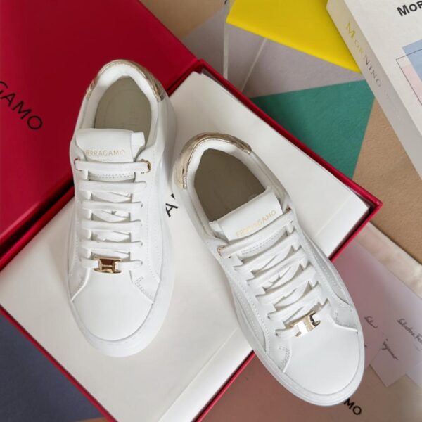 repliche,replica,perfette,siti di,affidabili,migliori siti,dove comprare,1:1,scarpe da ginnastica Le ultime sneakers casual con targhetta con suola spessa della serie Vara di Ferragamo