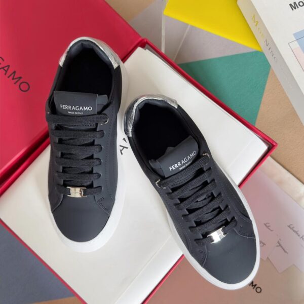 repliche,replica,perfette,siti di,affidabili,migliori siti,dove comprare,1:1,scarpe da ginnastica Le ultime sneakers casual con targhetta con suola spessa della serie Vara di Ferragamo