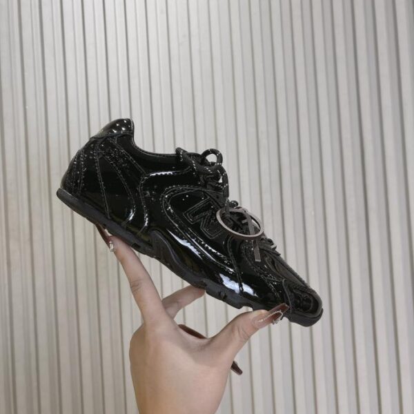 Coppia di sneakers Miu Miu x New Balance serie congiunta