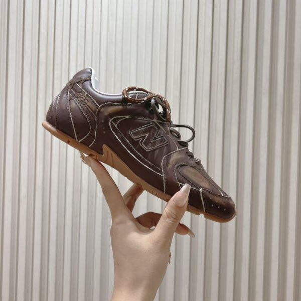 Coppia di sneaker Miu Miu x New Balance in tinta unita della serie congiunta
