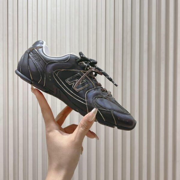 Coppia di sneakers Miu Miu x New Balance serie congiunta