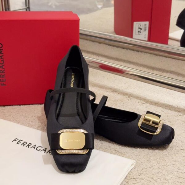 Ferragamo nuova serie di ballerine con fiocco