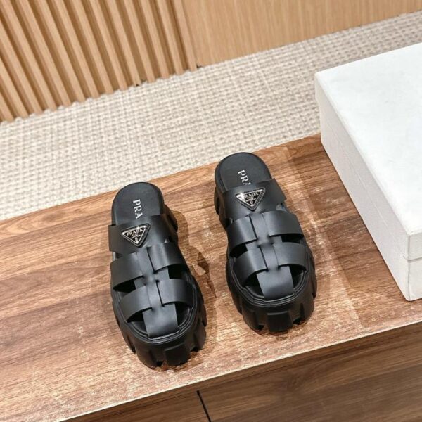 repliche,replica,perfette,siti di,affidabili,migliori siti,dove comprare,1:1,scarpe da ginnastica I nuovi sandali in gomma intrecciata con suola spessa alla romana di Prada