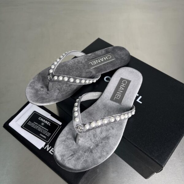 Infradito Chanel Thongs primaverili ed estivi con perle