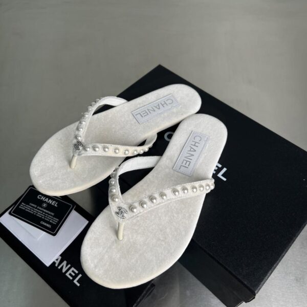 Infradito Chanel Thongs primaverili ed estivi con perle