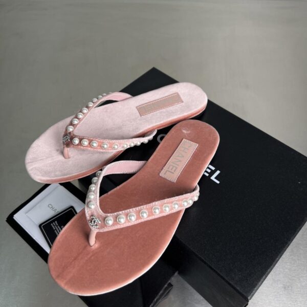 Infradito Chanel Thongs primaverili ed estivi con perle