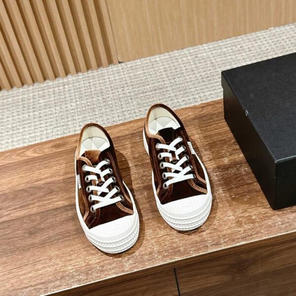 Scarpe bianche casual di Chanel