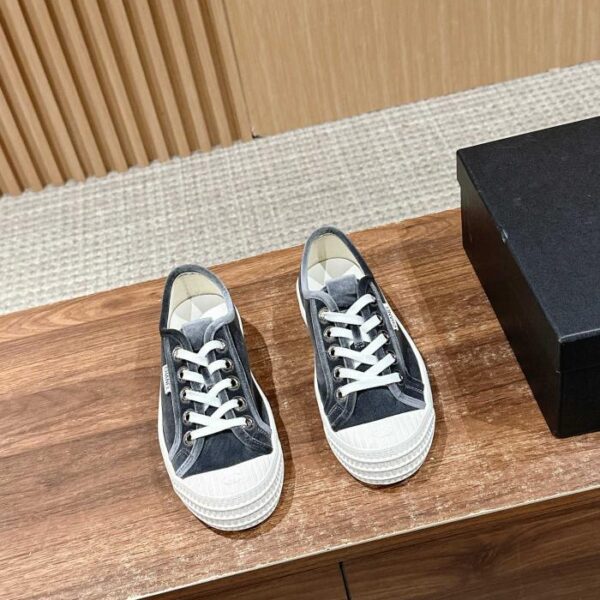 Scarpe bianche casual di Chanel
