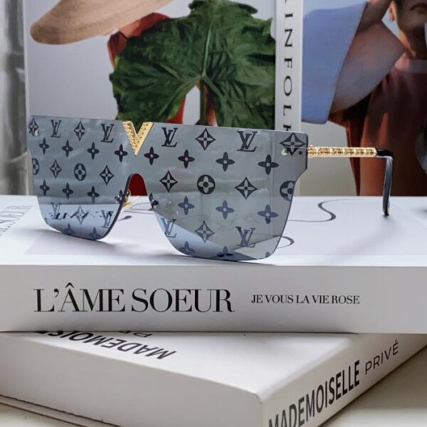 Nuovi occhiali da sole monopezzo Louis Vuitton con scritte complete