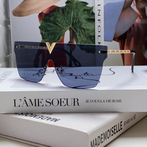repliche,replica,perfette,siti di,affidabili,migliori siti,dove comprare,1:1,scarpe da ginnastica Nuovi occhiali da sole monopezzo Louis Vuitton con scritte complete