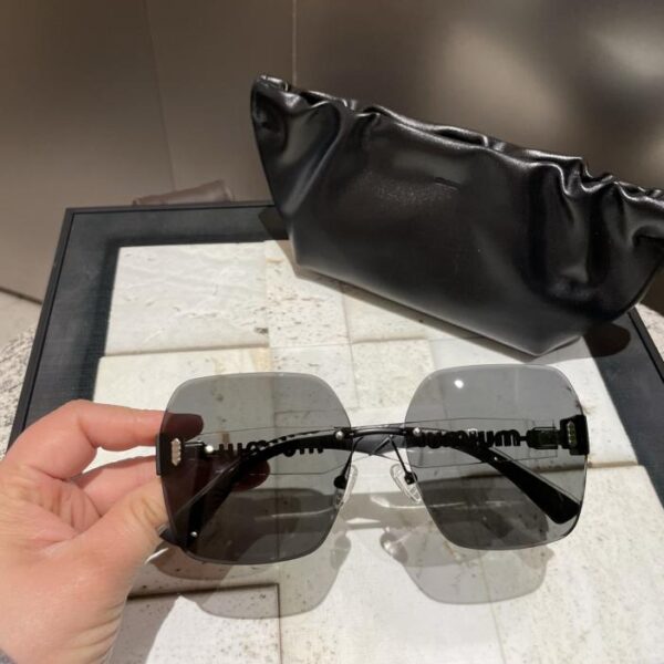 repliche,replica,perfette,siti di,affidabili,migliori siti,dove comprare,1:1,scarpe da ginnastica Fendi occhiali da sole polarizzati moda eleganti per occhiali da sole da donna