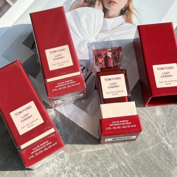 Tom Ford cade in un dolce amore con i fiori di ciliegio