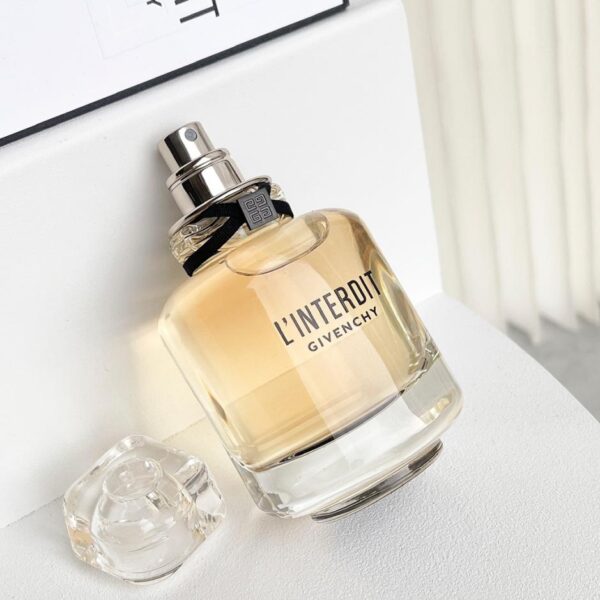 Il fascino affascinante della fragranza senza cuore di Givenchy