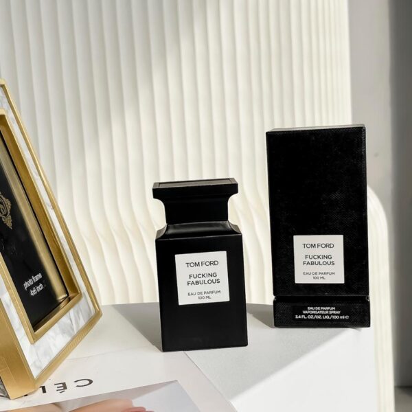 Bottiglia di profumo TOM FORD in edizione limitata nera satinata da 100 ml