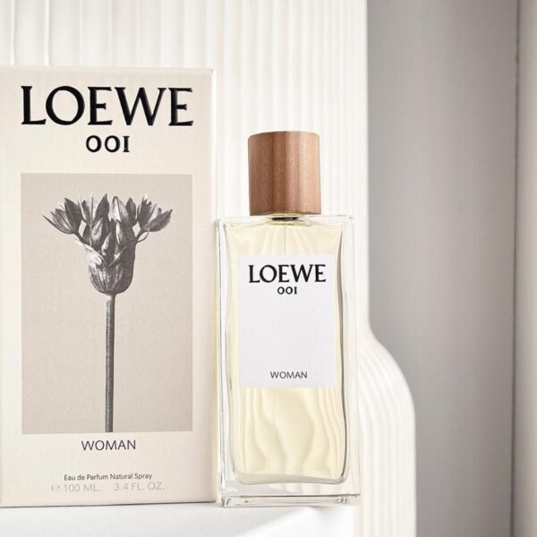 La serie di fragranze di Loewe prende il nome da "Dopo il persistente, l'ora dell'alba" (522E)