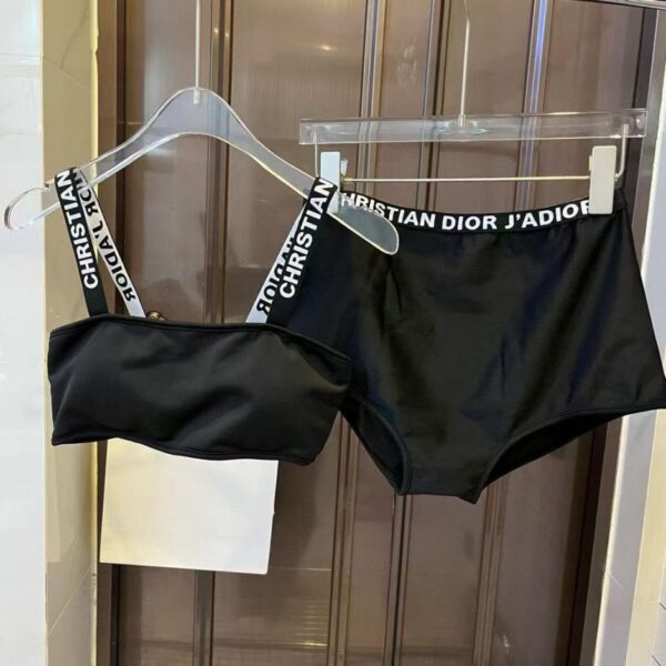 Il top del costume da bagno separato Dior è fantastico