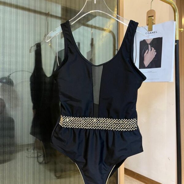 repliche,replica,perfette,siti di,affidabili,migliori siti,dove comprare,1:1,scarpe da ginnastica Il costume intero dell’ultima collezione spiaggia di Versace