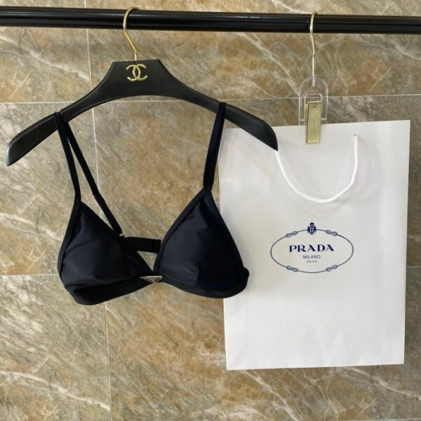 repliche,replica,perfette,siti di,affidabili,migliori siti,dove comprare,1:1,scarpe da ginnastica Il nuovo costume intero senza schienale di PRADA, nero, semplice ed elegante