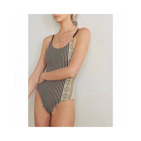 repliche,replica,perfette,siti di,affidabili,migliori siti,dove comprare,1:1,scarpe da ginnastica Il nuovo costume intero di Loewe è adatto a varie scene: spiaggia, piscina, sorgente termale, parco acquatico, rafting