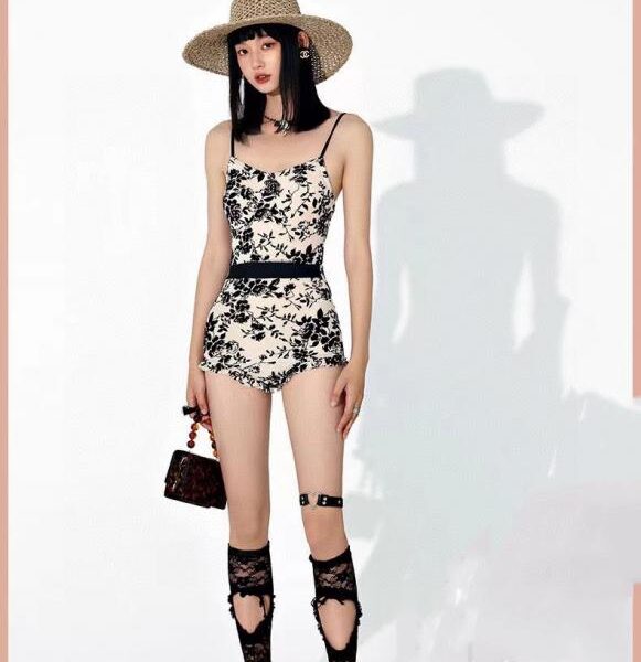 repliche,replica,perfette,siti di,affidabili,migliori siti,dove comprare,1:1,scarpe da ginnastica Il nuovo costume intero di Chanel