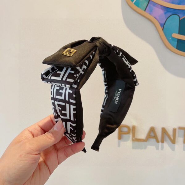 repliche,replica,perfette,siti di,affidabili,migliori siti,dove comprare,1:1,scarpe da ginnastica Viene fornito con la confezione FENDI nuova fascia per capelli con lettera a fiocco retrò