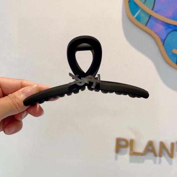 Viene fornito con la confezione della nuova pinza a becco d'anatra Yves Saint Laurent