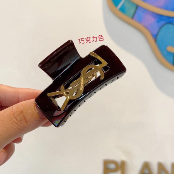 Viene fornito con la confezione della nuova pinza a becco d'anatra Yves Saint Laurent