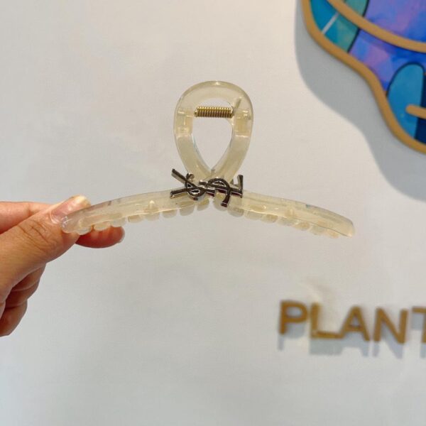 Viene fornito con la confezione della nuova pinza a becco d'anatra Yves Saint Laurent