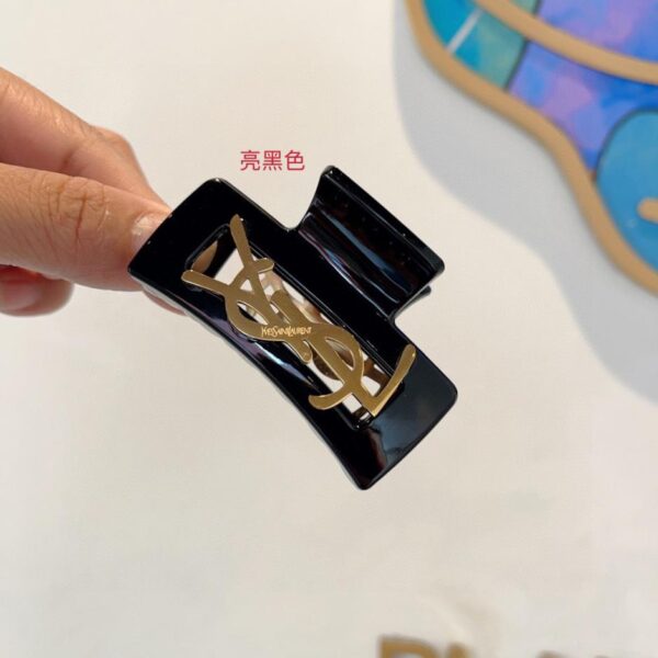 Viene fornito con la confezione della nuova pinza a becco d'anatra Yves Saint Laurent