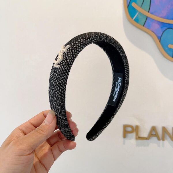Viene fornito con la nuova fascia per capelli coreana in spugna Yves Saint Laurent confezionata