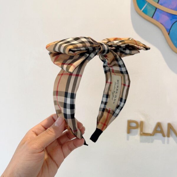 Viene fornito con la confezione della nuova fascia per fiocco BURBERRY