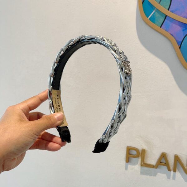 Viene fornito con la confezione. Nuova fascia twist in PU BURBERRY versione alta