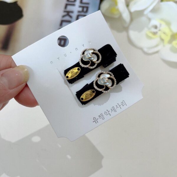 Viene fornito con confezione (paio) CHANEL nuova clip BB camelia, accessori per capelli con clip laterale con lettera classica e logo