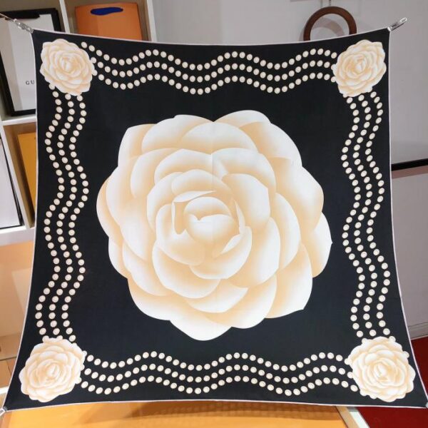 SCC2406 Sciarpa quadrata in seta originale Chanel da 90 cm