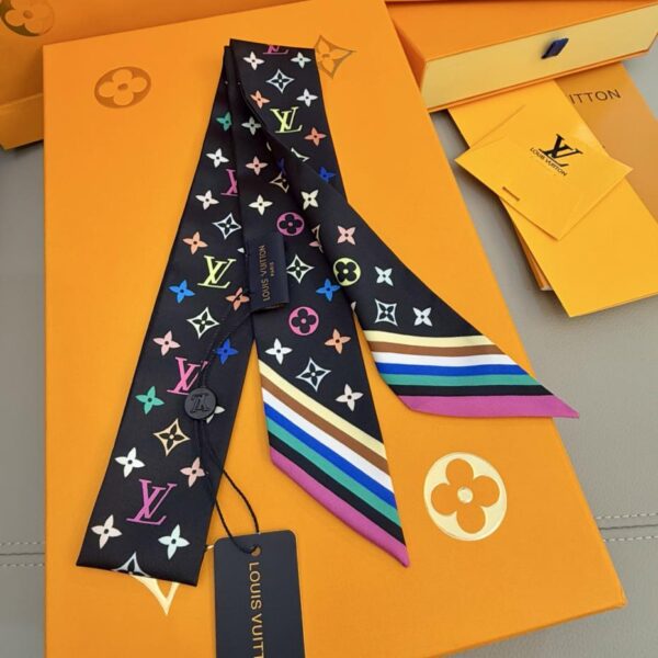 Nuova sciarpa ufficiale in seta LV x️Murakami co-branded
