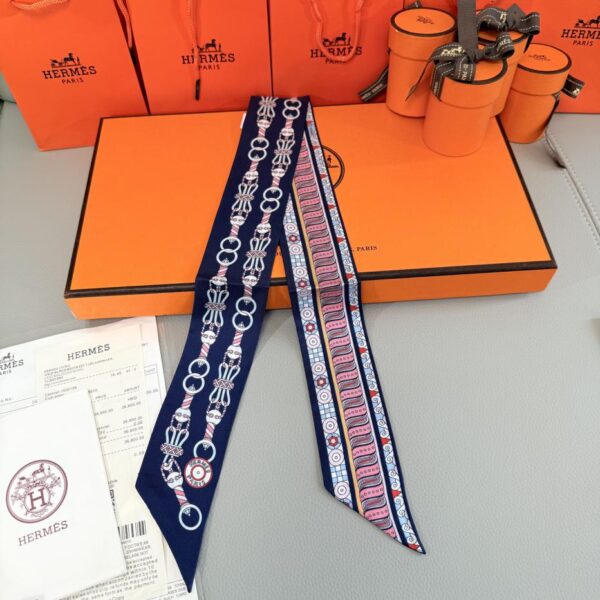 Sciarpa HERMES Twilly “Harnais en Rosace”.