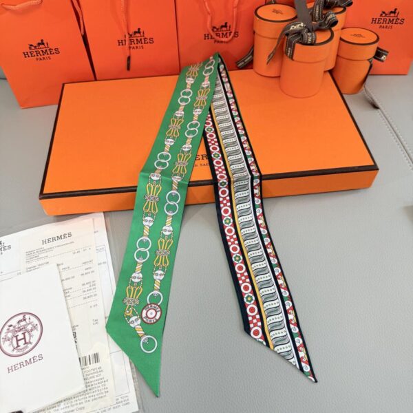 Sciarpa HERMES Twilly “Harnais en Rosace”.