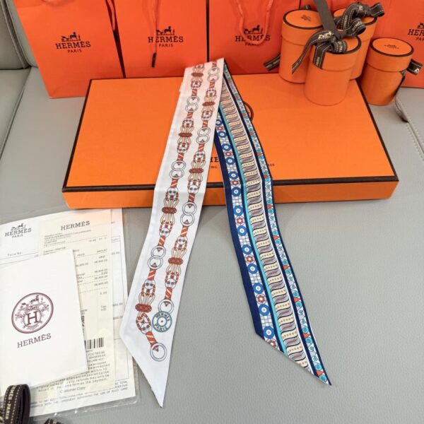 Sciarpa HERMES Twilly “Harnais en Rosace”.