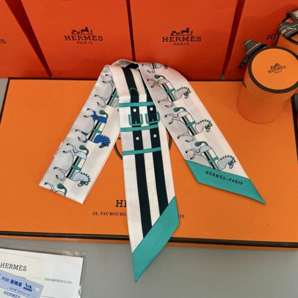 Il nuovo Twilly di Hermes, realizzato in seta twill di altissima qualità, motivo cavallino 🐎 super classico