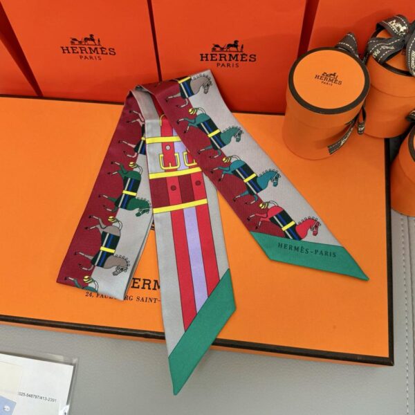 Il nuovo Twilly di Hermes, realizzato in seta twill di altissima qualità, motivo cavallino 🐎 super classico