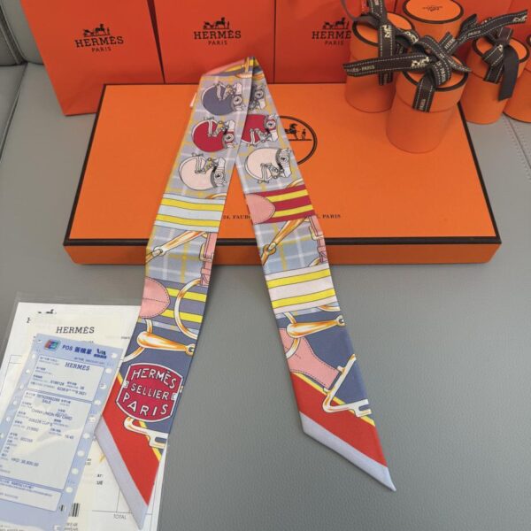 repliche,replica,perfette,siti di,affidabili,migliori siti,dove comprare,1:1,scarpe da ginnastica Sciarpa Twilly Hermes “Tatsa Harness” (100% seta di gelso)
